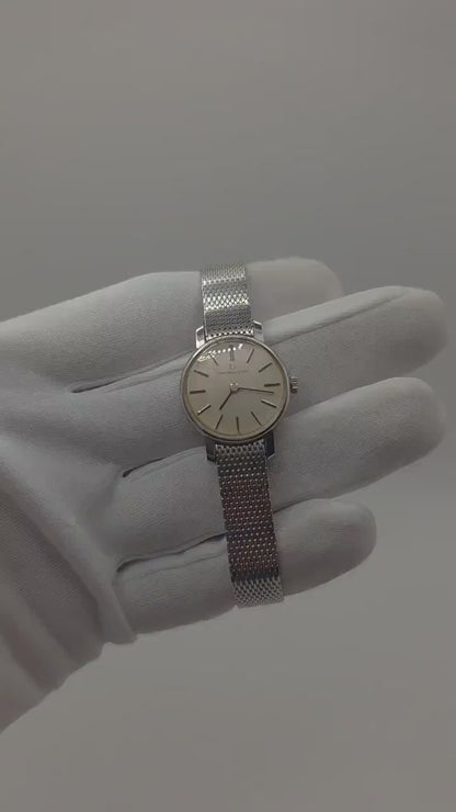 Universal Genève – Vintage Swiss Quartz Watch – Silver Mesh Bracelet – Minimalist Dial – Unisex